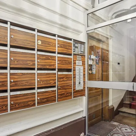 Superbe 2 Pieces Au Coeur Du Xvieme Bed & Breakfast *